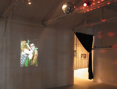 レポート：畑智章写真展『THE NIGHT IS STILL YOUNG』