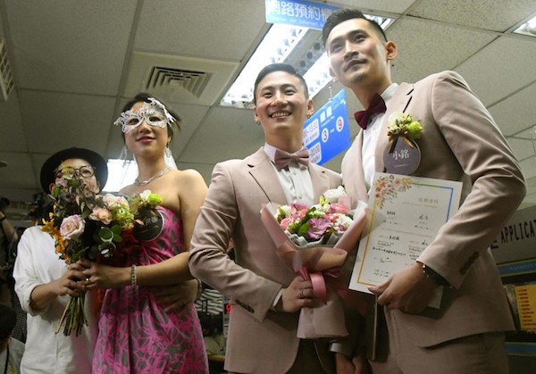 台湾で同性婚がスタート 300組以上の同性カップルが婚姻届を提出 ゲイのための総合情報サイト G Lad Xx グラァド