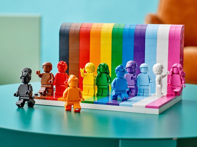 LEGOが初めてLGBTQのミニフィギュアのセットをリリース【g-lad xx】