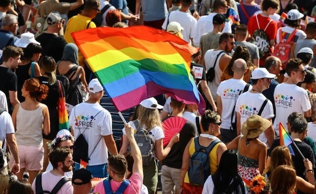 ハンガリーで史上最多の3万人がパレード、反LGBTQ法への抗議として【g-lad xx】