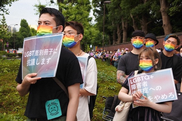 「同性愛は依存症」冊子配布を受けて「差別を止めて」と訴える抗議集会が開催（2）　【g-lad xx】