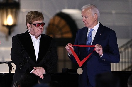 エルトン・ジョンがホワイトハウスで演奏、バイデン大統領から勲章を贈られました【g-lad xx】