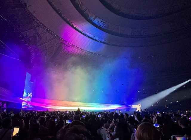 ガガ来日公演で巨大なレインボーカラーが輝きました【g-lad xx】