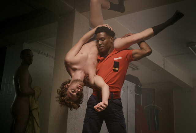 消防士として働く白人青年と黒人青年のラブ・ストーリーをミュージカル仕立てで描いたゲイ映画『鬼火』（TIFF2022）【g-lad xx】