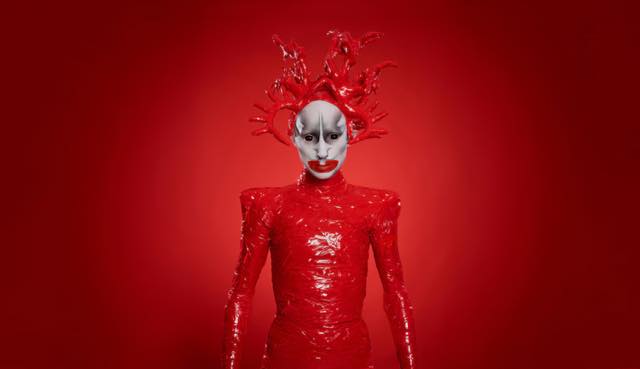 ロシアの強大なマチズモに立ち向かう孤高のドラァグ・アーティストの姿を映し出した映画『クイーンダム／誕生』【g-lad xx】